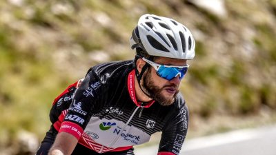 Casque, lunettes et maillot de triathlon pour course à vélo.