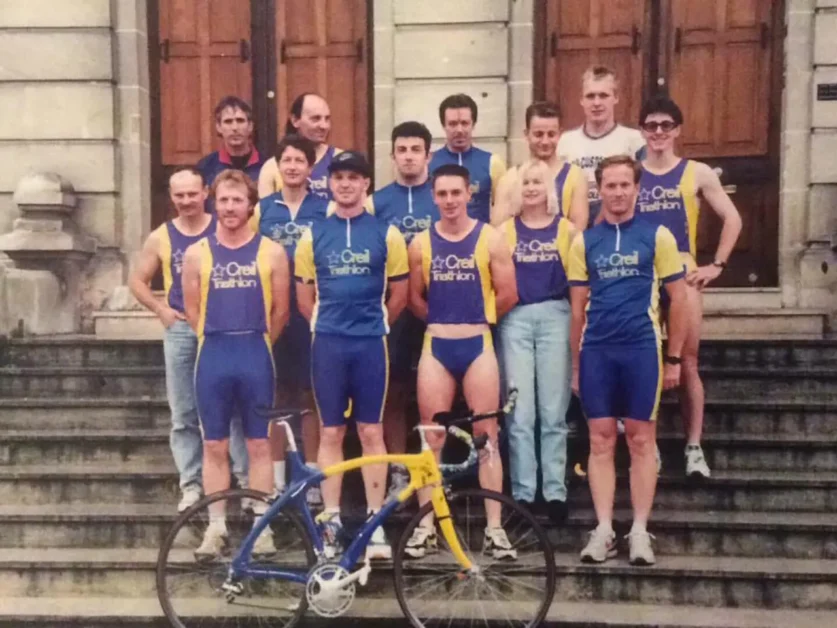 Historique de l'Astre Creillois Triathlon : les licenciés en 1994 devant la mairie de Creil.