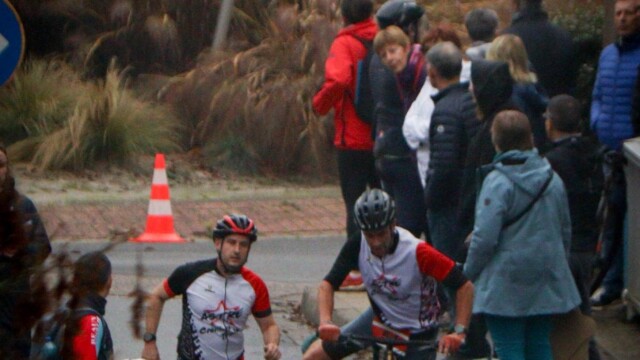 Caption : Spectateurs encouragent les participants lors du triathlon Astre Creillois, événement sportif local. ALT : Athlètes en course à vélo lors du triathlon Astre Creillois, ambiance sportive.