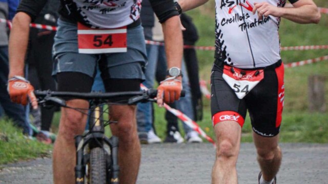 Astre Creillois Triathlon : athlètes en action lors d'une épreuve de course et vélo en plein air. Joueur de triathlon Astre Creillois lors d'une compétition sportive en pleine nature.