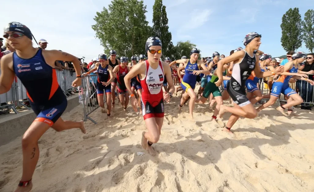 Née en 2004, Ilona est une triathlète française talentueuse. En 2023, elle a remporté le championnat du monde junior de triathlon