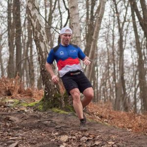 Triathlon, course à pied, aventures sportives, athlète forestier, compétition endurance.