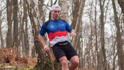 Triathlon, course à pied, aventures sportives, athlète forestier, compétition endurance.