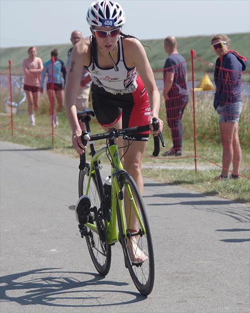 Juliette Bouvier, triathlète junior de l'Astre Creillois Triathlon, aux Championnats de France de triathlon 2023 à Gravelines