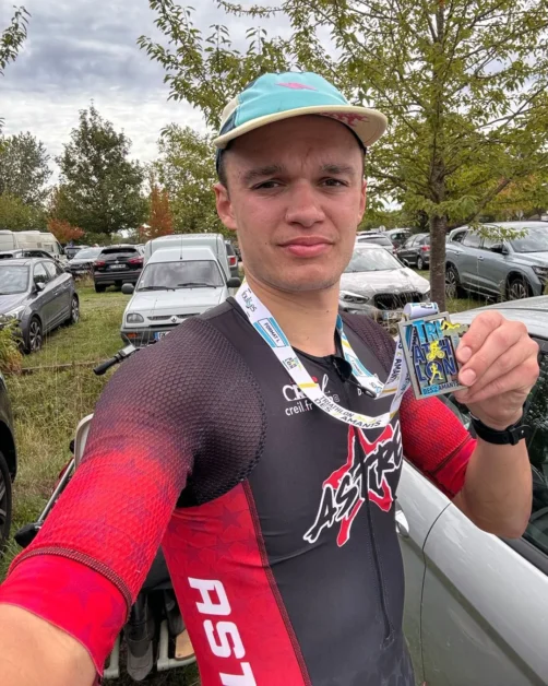 Arrivée de Mathis, 25e au scratch du format L du Triathlon des 2 Amants 2026