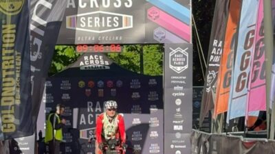 Cycliste entrant dans une course.